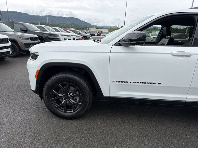 2027 Jeep Grand Cherokee Laredo Altitude
