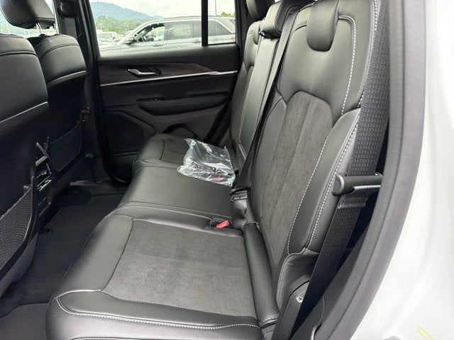 2027 Jeep Grand Cherokee Laredo Altitude