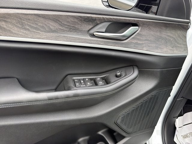 2027 Jeep Grand Cherokee Laredo Altitude