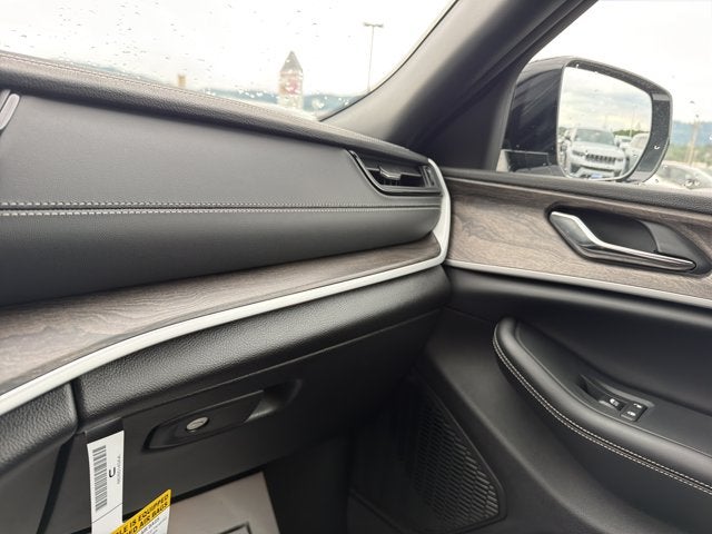 2027 Jeep Grand Cherokee Laredo Altitude