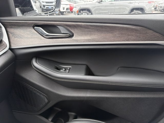 2027 Jeep Grand Cherokee Laredo Altitude