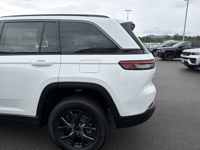 2027 Jeep Grand Cherokee Laredo Altitude