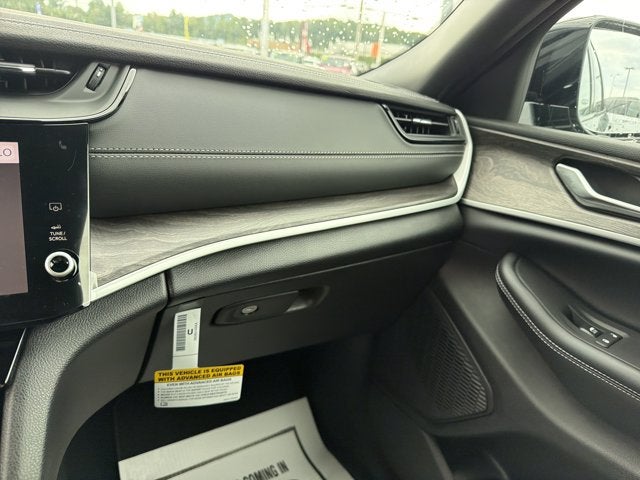 2027 Jeep Grand Cherokee Laredo Altitude