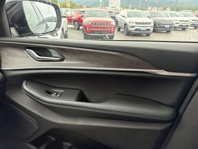 2027 Jeep Grand Cherokee Laredo Altitude