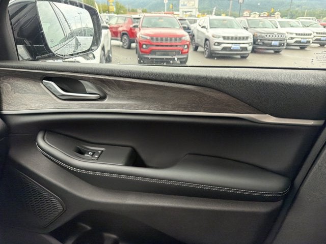 2027 Jeep Grand Cherokee Laredo Altitude