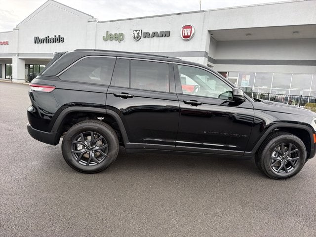 2027 Jeep Grand Cherokee Laredo Altitude