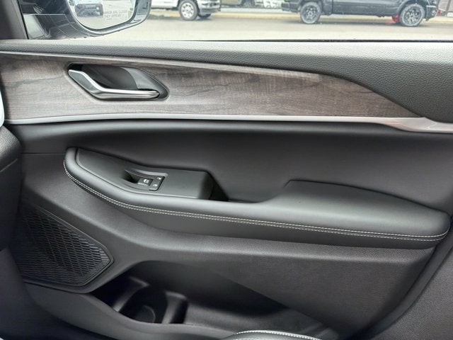 2027 Jeep Grand Cherokee Laredo Altitude
